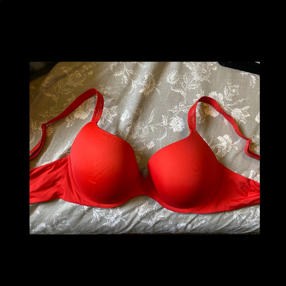 Red Victoria’s Secret push up bra